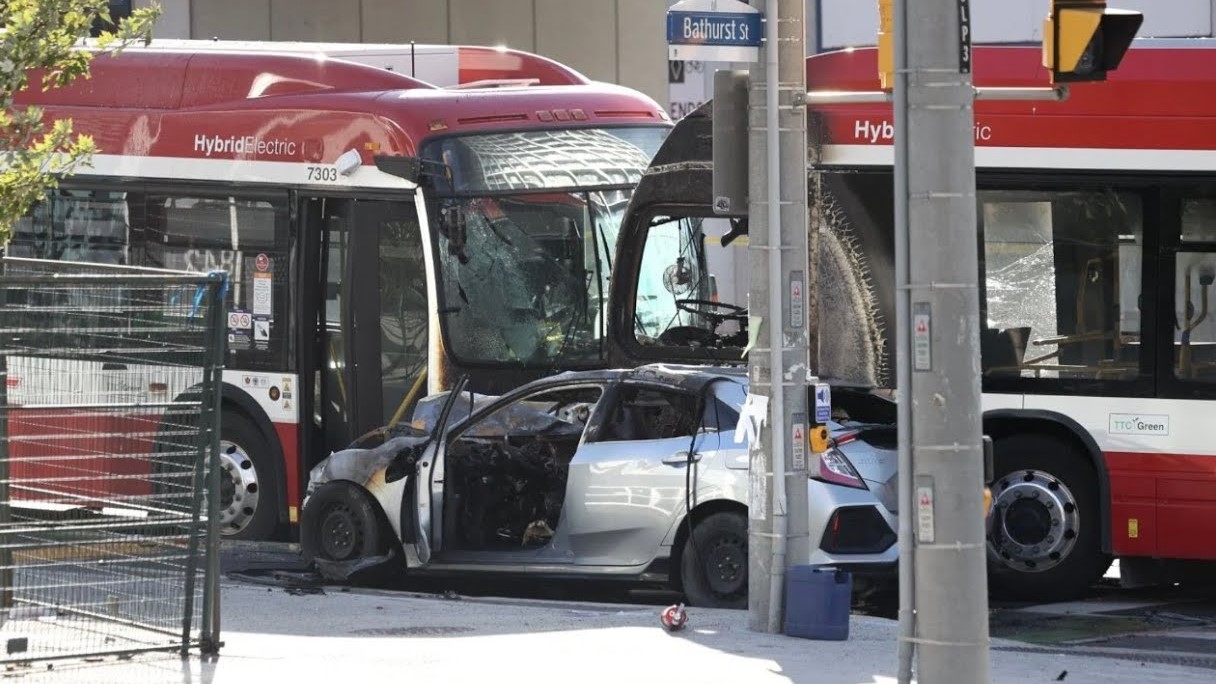 Nova Bus LFS HEV Crashes with New Flyer XDE40 and Stolen Car